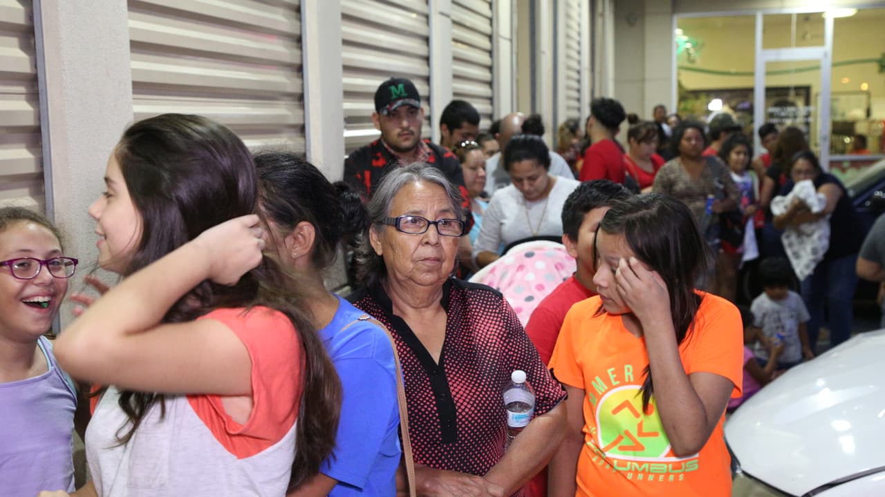 Así fue la entrega de ayudas por 'El Bueno, La Mala y El Feo' en Port Arthur, una de las localidades más afectadas por el huracán Harvey.