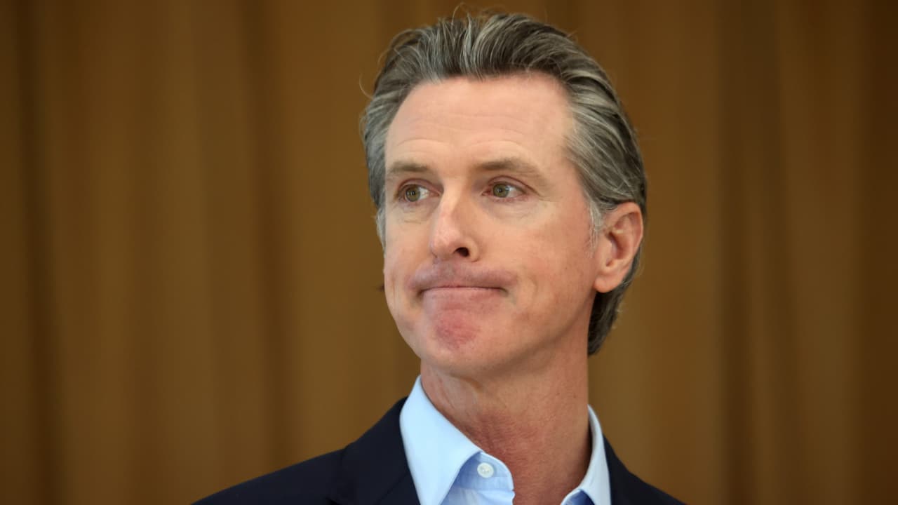 El concejal de la ciudad de Los Ángeles Kevin de León advirtió que, si Newsom es destituido, muy probablemente el estado terminará con un gobernador republicano que apoye a Donald Trump. Sin embargo, el estratega republicano Héctor Barajas aseguró que sí hay varias razones por las que el mandatario estatal debe dejar el poder, como, por ejemplo, la situación económica y el incumplimiento de sus promesas.