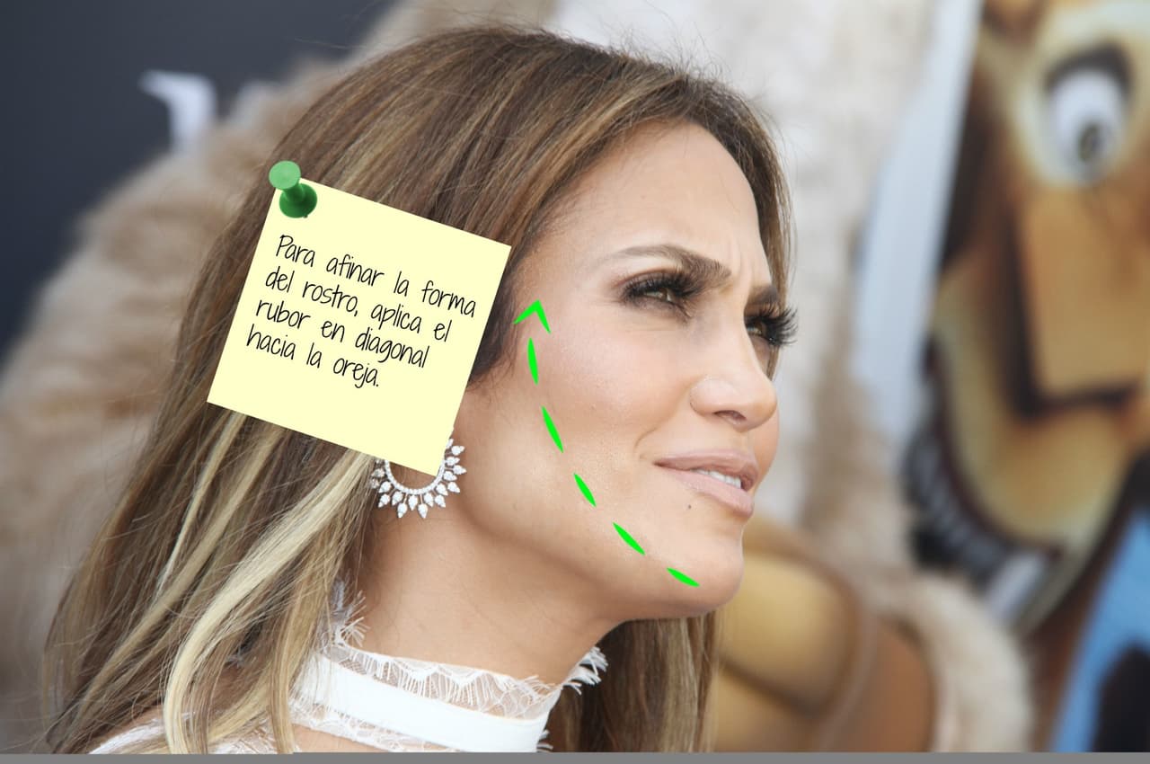 JLo lo usa desde la parte baja del pólumo hacia la oreja, con eso se alarga el rostro y se ve mucho más estilizado.