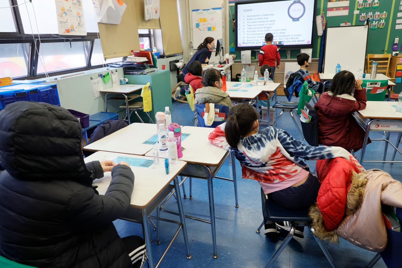 Puedes encontrar tu sitio de vacunación más cercano en el sitio 
<a href="https://vaccinefinder.nyc.gov/" target="_blank">https://vaccinefinder.nyc.gov/ </a>
<br>