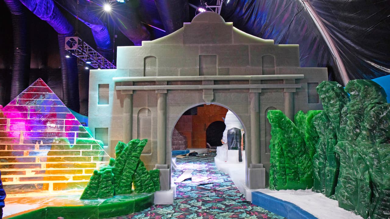 Las esculturas son talladas en hielo y se mantienen en un recinto sellado bajo una temperatura de 9 grados Fahrenheit.