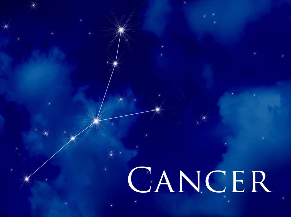 Eso sí, como no estuvo feliz con el desempeño del cangrejo, a pesar de sus esfuerzos, Hera lo colocó en una región del firmamento donde no tendría estrellas poderosas ni tan brillantes como otras constelaciones - y por ello es que no destaca tanto como las demás, porque no fue exitosa en su misión.