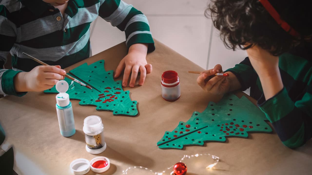 🎨
<b> Haz regalos ¡hechos a mano!</b> Si buscas algo significativo sin gastar mucho, considera hacer los regalos tú mismo. Un regalo hecho a mano no solo es económico, sino que también demuestra mucho más cariño y dedicación que un regalo comprado.