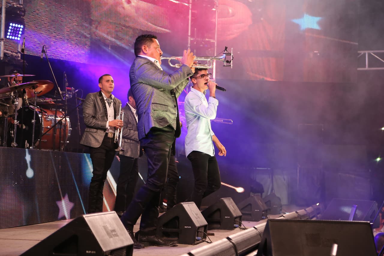 La fiesta comienza y la banda deleita al público con sus temas.