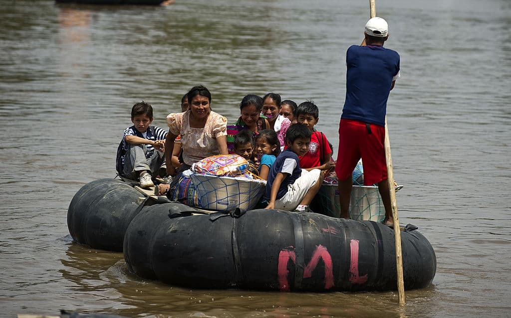 Duermen a la intemperie y toman agua de una laguna: el drama de centenares de guatemaltecos desplazados a 'tierra de nadie'