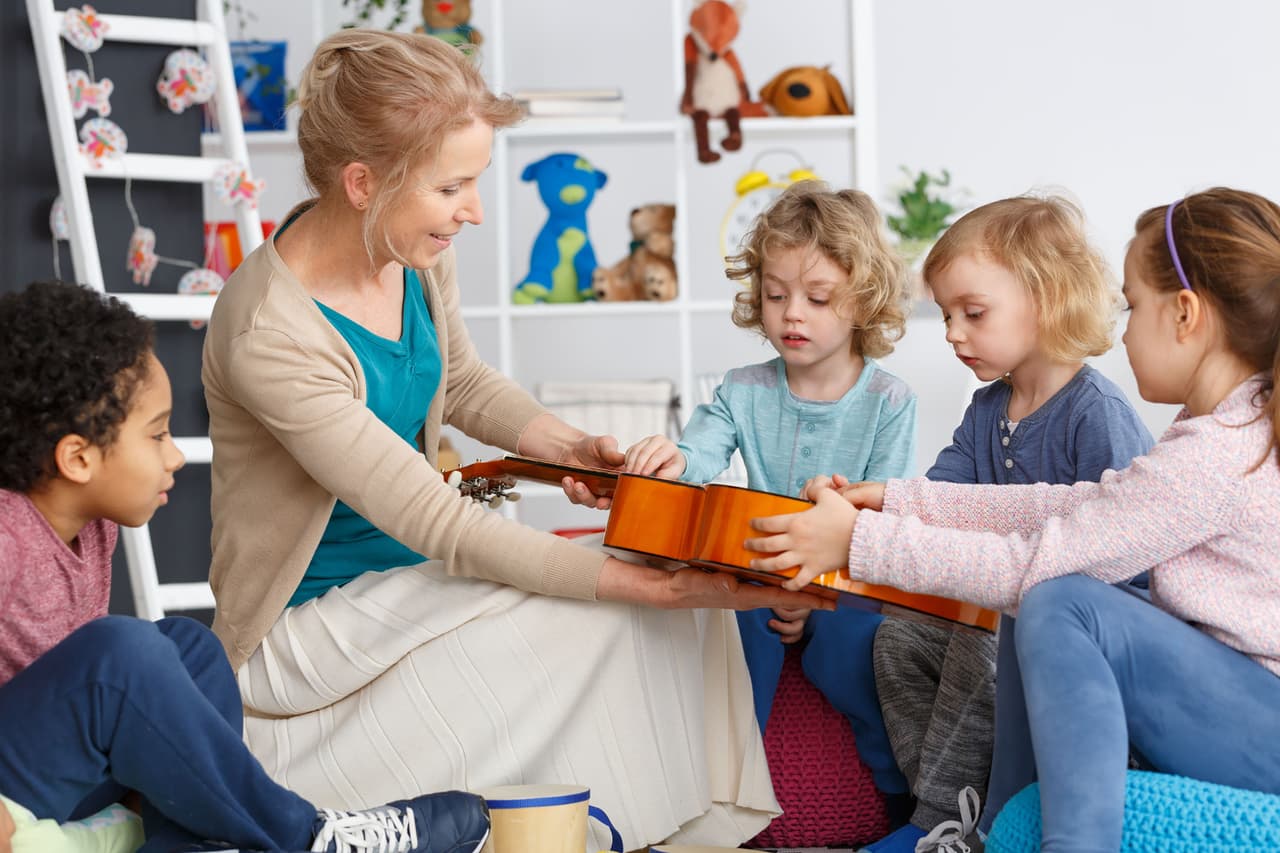 <b>Puesto 15. Trabajadores de cuidado de niños</b>
<br>
<br>Salario promedio anual: 25,460 dólares. 
<br>
<br>Número total de trabajadores: 494,360.
<br>
<br>Proyección del crecimiento de este empleo de 2020 a 2030: +8.5%.
<br>
<br>Empleados con título de licenciatura universitaria: 19.6%.
<br>
<br>Casi uno de cada cinco trabajadores de cuidado infantil tiene una licenciatura, lo que demuestra que un mayor logro educativo no conduce automáticamente a salarios o beneficios decentes.
<br>
<br>