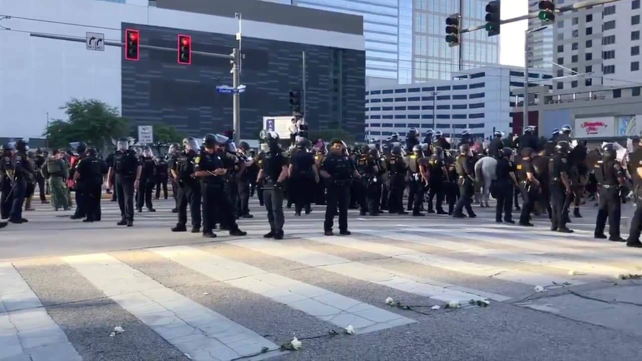 Repliegan a manifestantes luego de que arrojaran botellas de agua a la policía de Houston