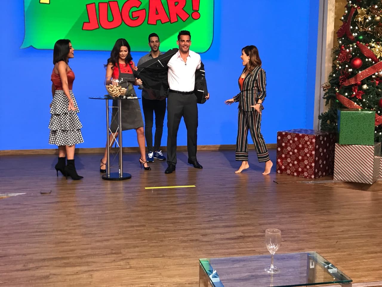 ¡Fuera ropa! Poco a poco Cristián fue perdiendo la ropa y tuvo que quitarse el saco.