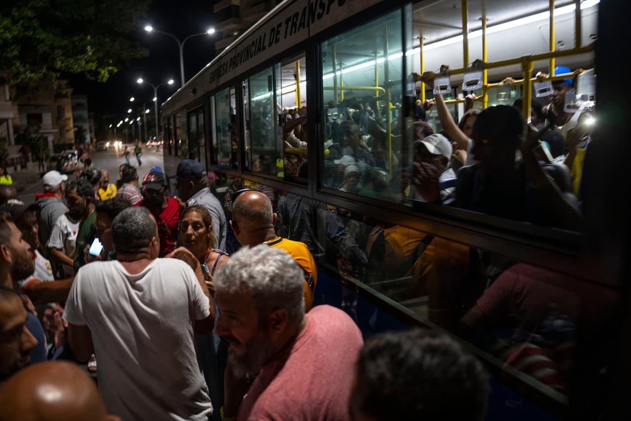 “Son unos niños, unos cobardes”, se oye decir a una persona que graba el video.
