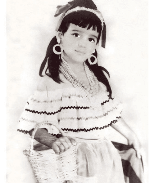 Aunque no nació en México, ama todo lo relacionado al país azteca, principalmente su música. Esta niña, poseedora de gran talento y escultural figura, ya es abuelita y además de cantar música grupera, es actriz, modelo y conductora.