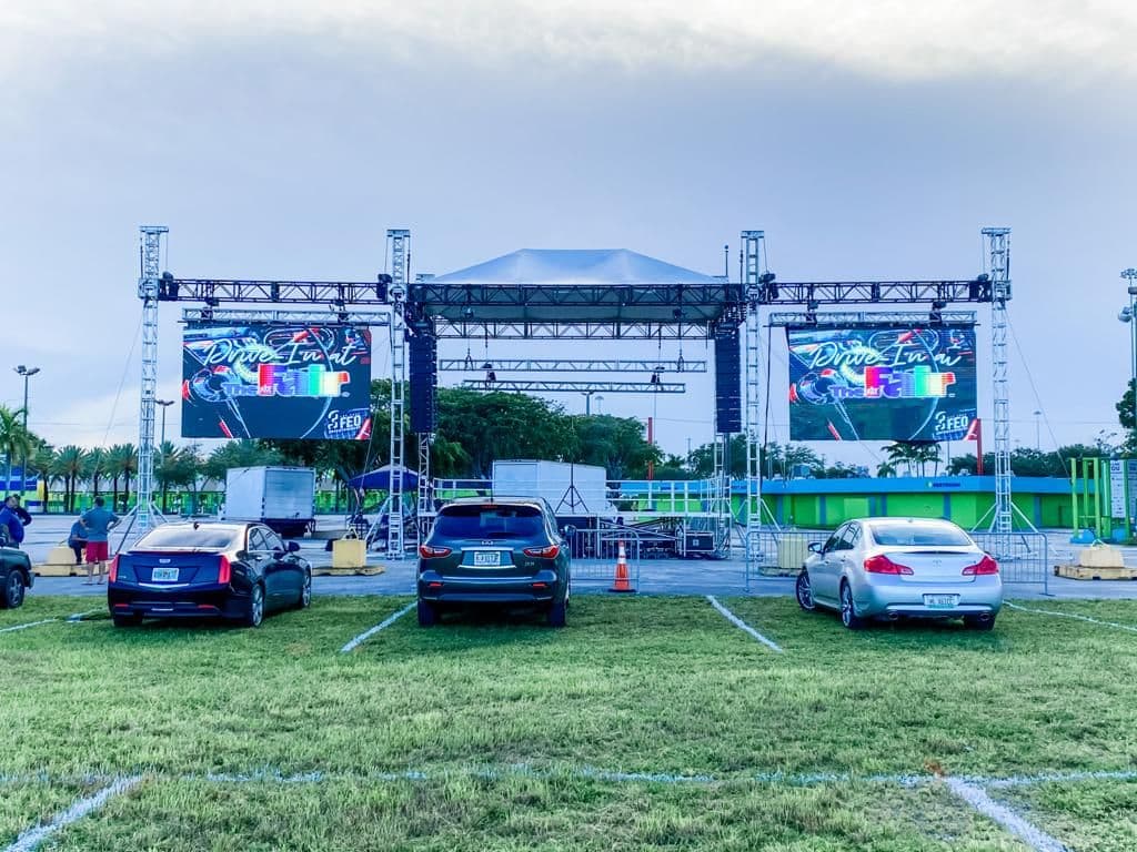 En el terreno del Miami Youth Fair instalaron un autocine, el cual estará abierto desde este viernes 14 de agosto.
<br>