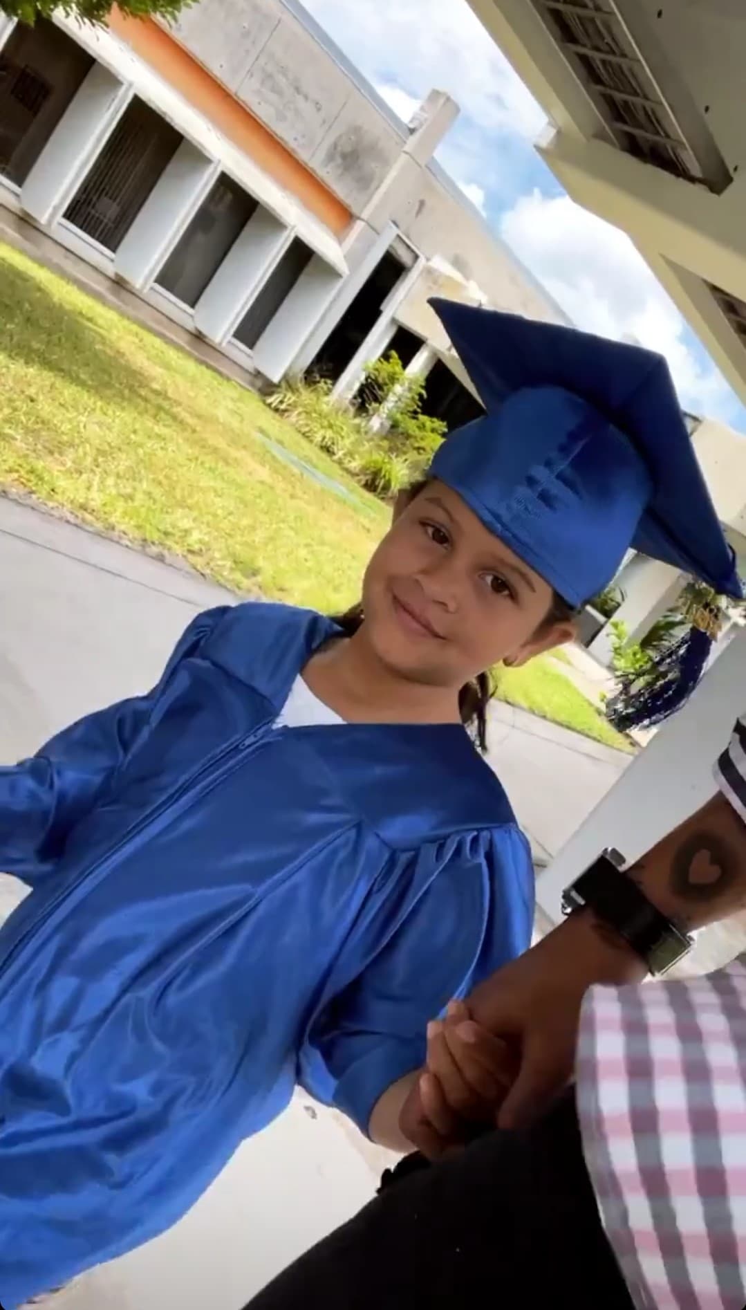 El venezolano compartió en Instagram el tierno momento en el que lleva de la mano a la pequeña estudiante.