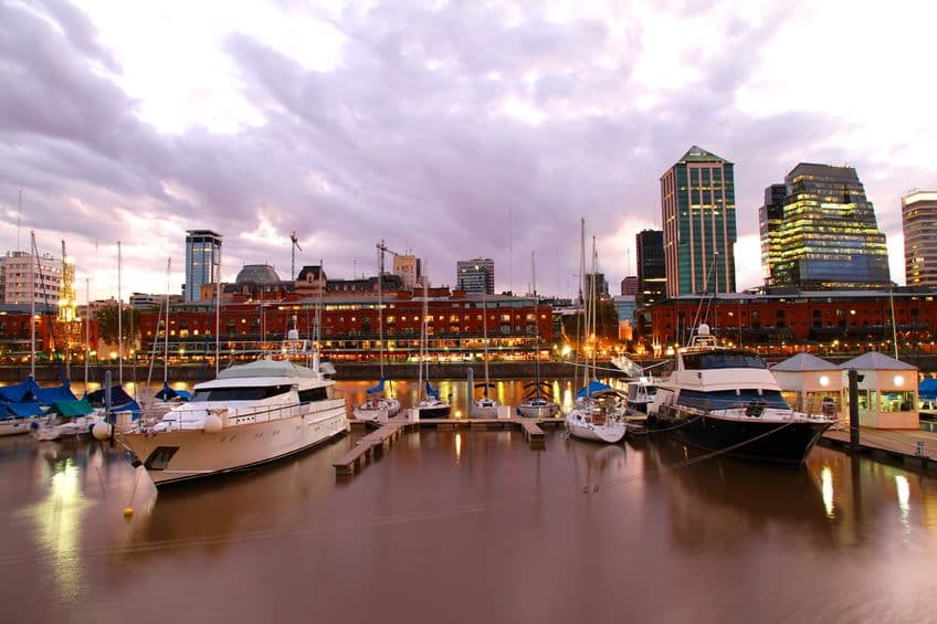 Buenos Aires, Argentina. El fútbol se radicó en Argentina desde mediados del siglo XIX, de la mano de inmigrantes ingleses que llegaban a establecerse en el país.18