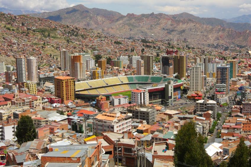 La Paz, Bolivia. La Liga del Fútbol Profesional Boliviano (LFPB) fue fundada un 16 de agosto de 1977 (aunque el acto protocolar se llevó a cabo el 23 de agosto) por 16 clubes de fútbol de 7 departamentos de Bolivia.