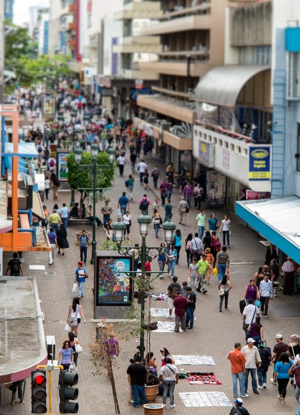 San Jose, Costa Rica. La Federación Costarricense de Fútbol tiende a considerar que la práctica del fútbol en el país comenzó hacia 1876, en los terrenos de La Sabana. Sin embargo, el primer partido al que se hace referencia fue disputado en 1887, cuando Oscar Pinto Fernández, de regreso al país procedente de Inglaterra, junto a un compañero de universidad organizó dos equipos para disputar un partido con uniformes y una pelota traídas desde Inglaterra.