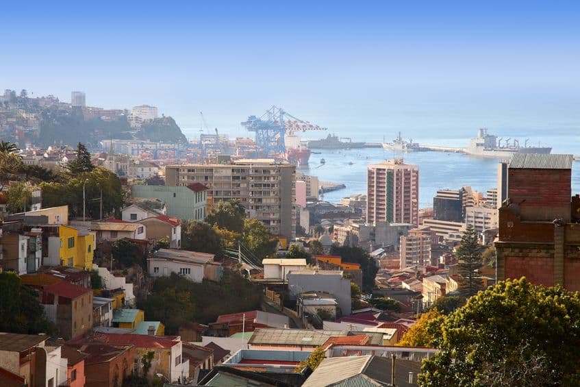 Valparaiso, Chile. A finales del siglo XIX, el fútbol llegó a Chile de la mano de los inmigrantes británicos a través del puerto de Valparaíso Según la tradición, el primer campo donde se jugó fútbol en Chile fue en los terrenos del colegio británico The Mackay School, en el Cerro Alegre de Valparaíso,
