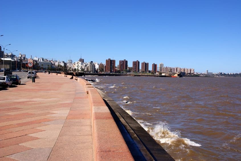 Montevideo, Uruguay. El fútbol fue introducido por los inmigrantes ingleses en los años 1880, más precisamente a la ciudad capital de Montevideo. El primer partido de fútbol del cual se tiene conocimiento en Uruguay fue el disputado en 1881 entre los clubes Montevideo Rowing Club (fundado en 1874) y Montevideo Cricket Club (1861)