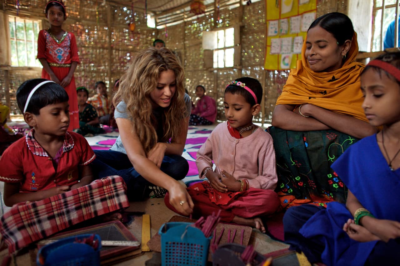 Ella ha llevado su apoyo por la educación a diversos puntos del mundo, visitando comunidades vulnerables de las que ha aprendido muchísimo.