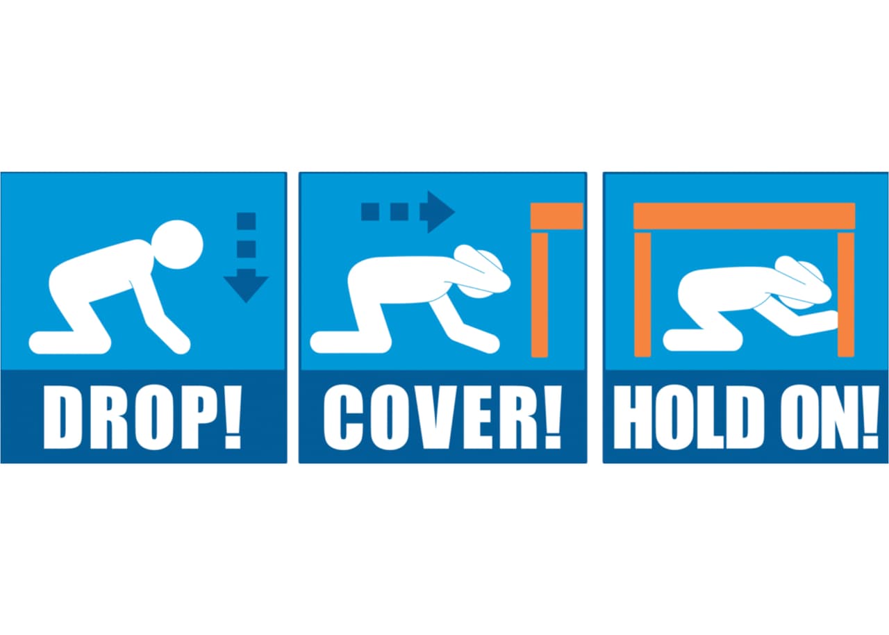 Agáchate, cúbrete y agárrate.