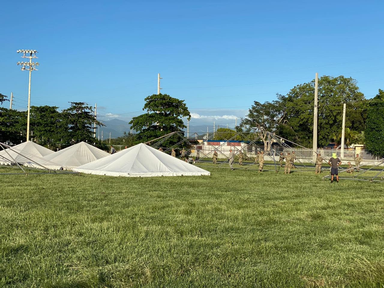 En los pasados días decenas de ciudadanos de toda la isla han llegado hasta el sur para entregar suministros y víveres a los afectados.