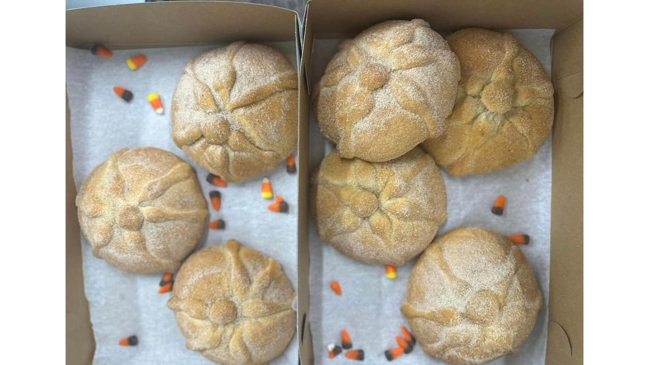 <b>La Tarahumara Bakery </b>
<br>Ofrece por pedido el tradicional pan de muerto, también tienen otra variedad de pan mexicano como conchas, marranitos, polvorones, mantecadas y bolillos. Los puedes encontrar en su 
<a href="https://www.facebook.com/profile.php?id=100092755582023" target="_blank">página de Facebook Tarahumara Bakery</a>.