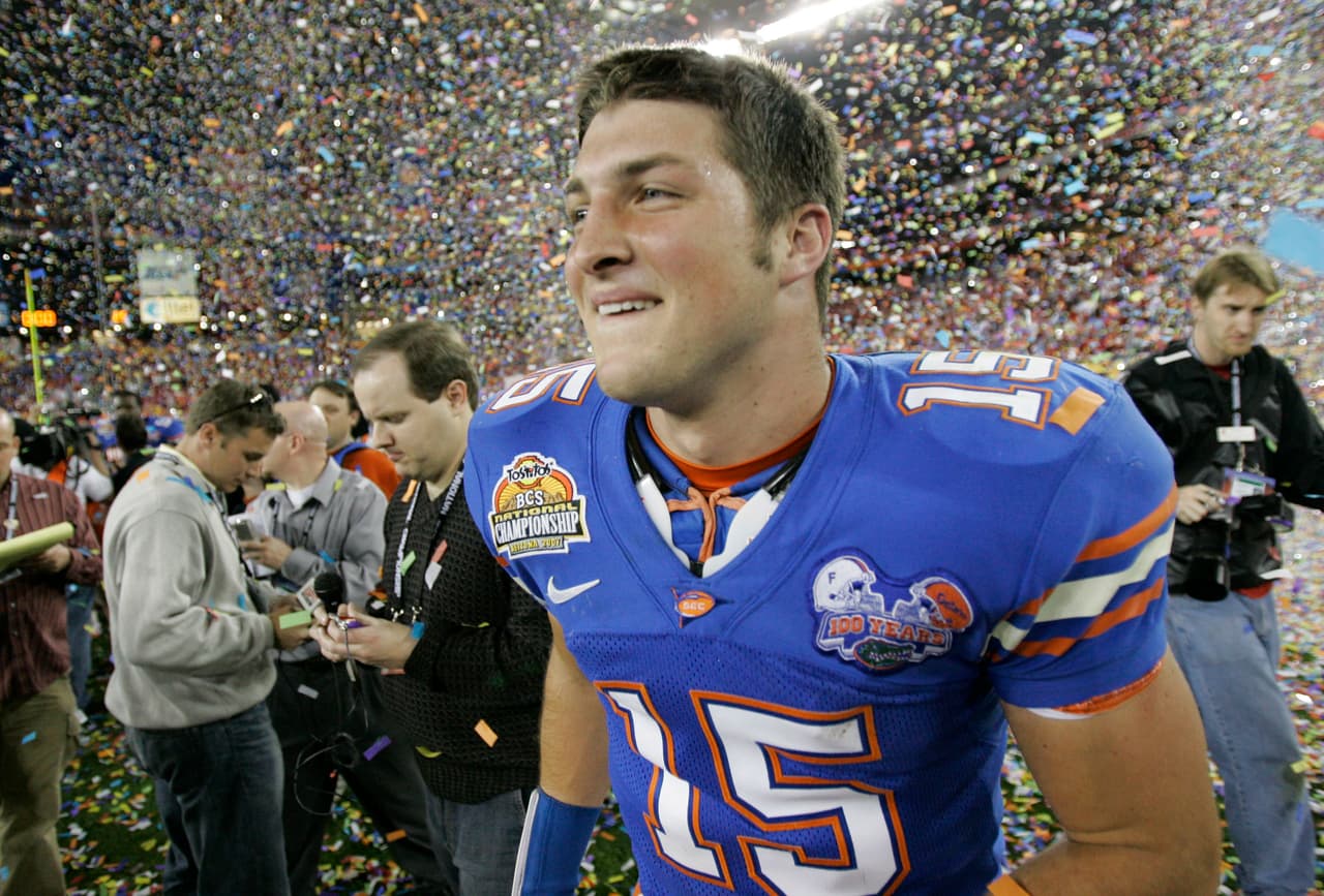 Otro caso fue el de Tim Tebow, una estrella con los Florida Gators, campeón nacional dos veces y ganador del Heisman en 2007. Una carrera corta en la NFL sin embargo, de 2010 a 2013.