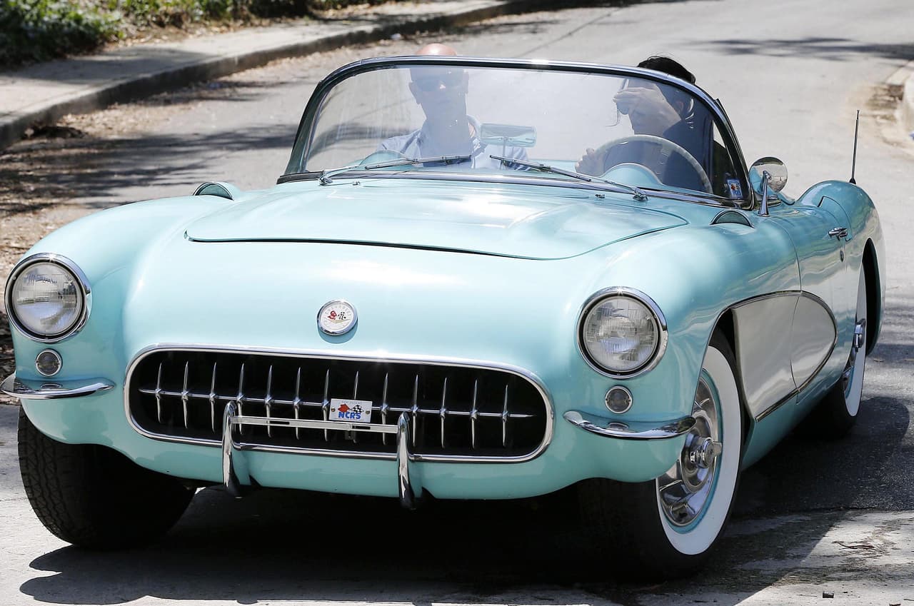 Afortunadamente Kendall Jenner es una persona educada y agradecida y le dió un aventón al buen samaritano que la auxilió a bordo de su hermoso clásico. Según la casa aseguradora de autos clásicos Haggerty, un Chevrolet Corvette de 1956 en buen estado podría tener un valor de hasta 
<b>70,300 dólares</b>.