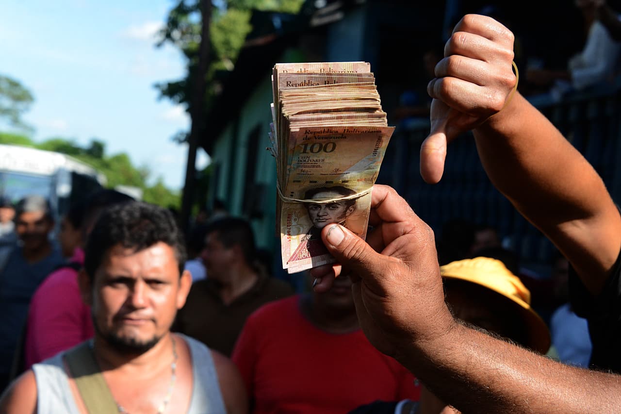 La creativa forma de invertir con la que los venezolanos burlan los controles y la inflación