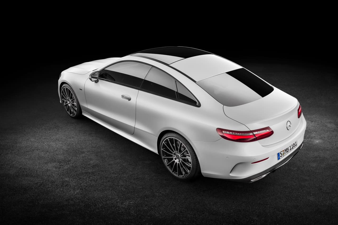 El nuevo Mercedes-Benz Clase E Coupe 2018 es 4.8 pulgadas más largo. 2.9 pulgadas más ancho, 1.3 pulgadas más alto que el vehículo que reemplaza. Su distancia entre ejes también creció en 4.4 pulgadas. Las nuevas dimensiones le dan a los pasajeros del nuevo modelo 
<b>más espacio y comodidad</b>, especialmente a los ocupantes de los asientos traseros que cuentas con más espacio para las rodillas, hombros y cabeza a pesar de su línea de techo curva.