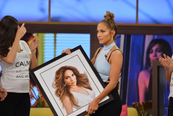 “Soy una mujer real. Tengo dos hijos, trabajo muy duro. Trato de ser lo mejor que puedo todos los días. Como cualquier mujer me gusta hacer mi pelo, tener mis zapatos, ropa linda, joyas lindas, ¿quién no quisiera hacer eso? Pero de verdad quien soy adentro eso nunca va a cambiar. Eso es parte de mi padre, parte de mi familia y como me criaron”-Jennifer López.