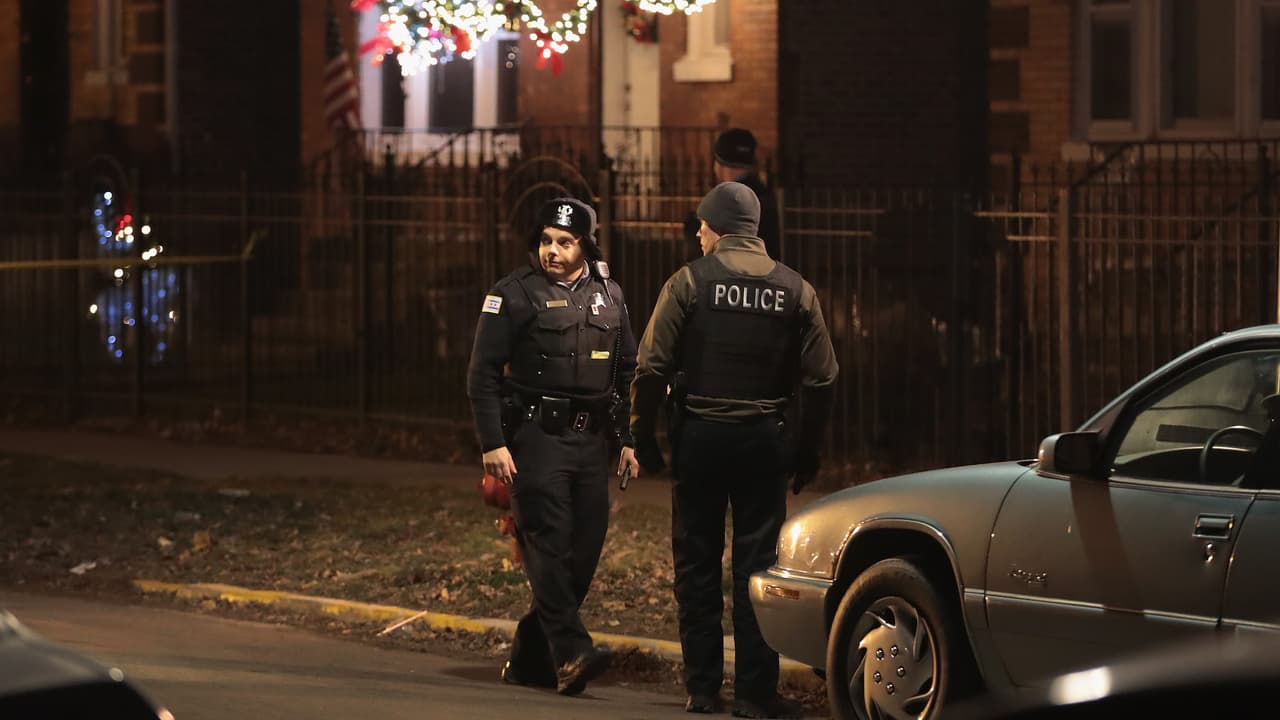 Supuestos pandilleros asesinan a un hombre en Gage Park; Cinco personas baleadas letalmente en Chicago durante el fin de semana