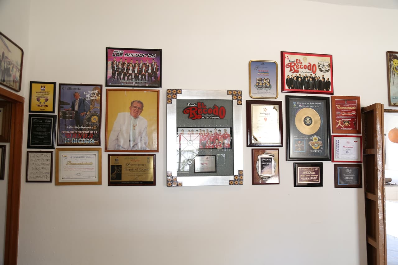 El muro alberga la historia de Banda El Recodo.