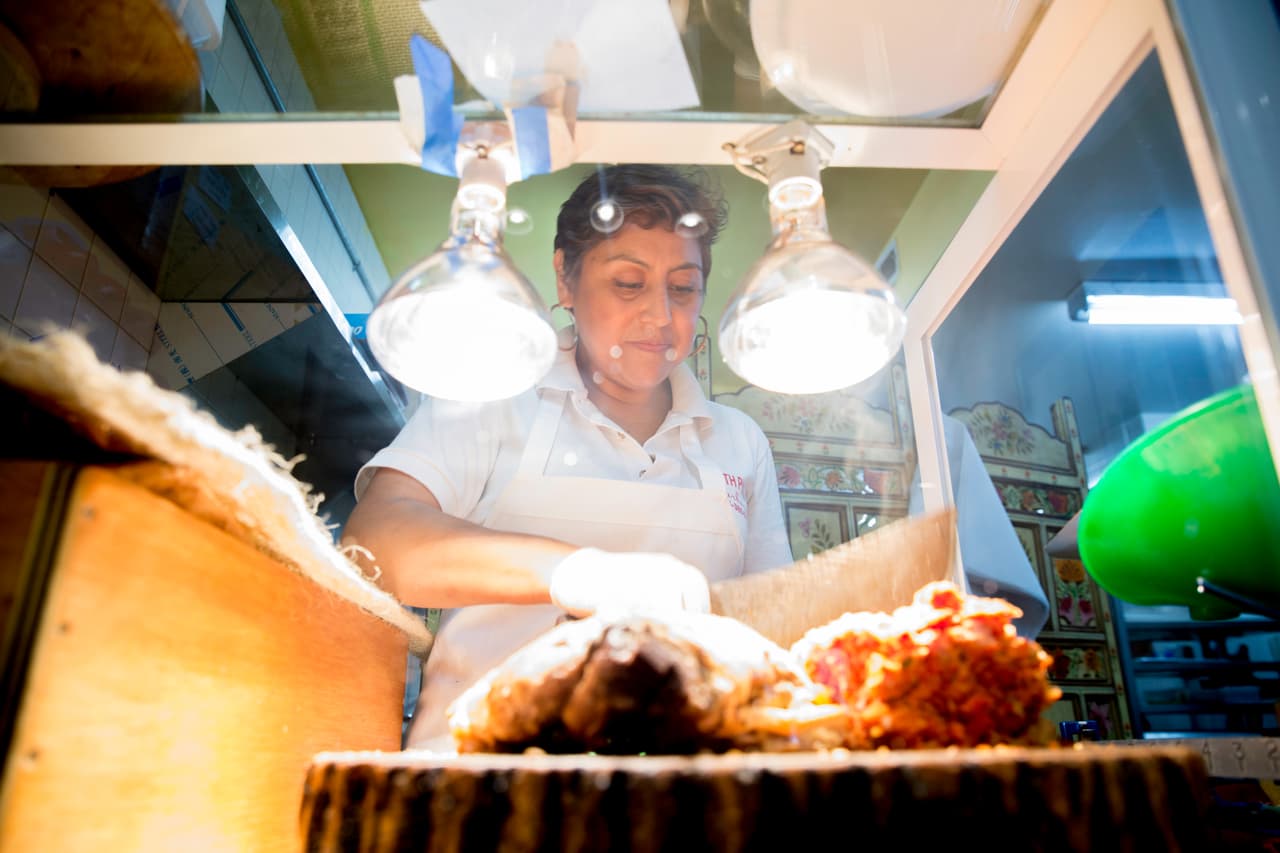 Vitrinas como ésta son las que se usan típicamente en los mercados mexicanos para despachar la barbacoa calientita y recién cortada.