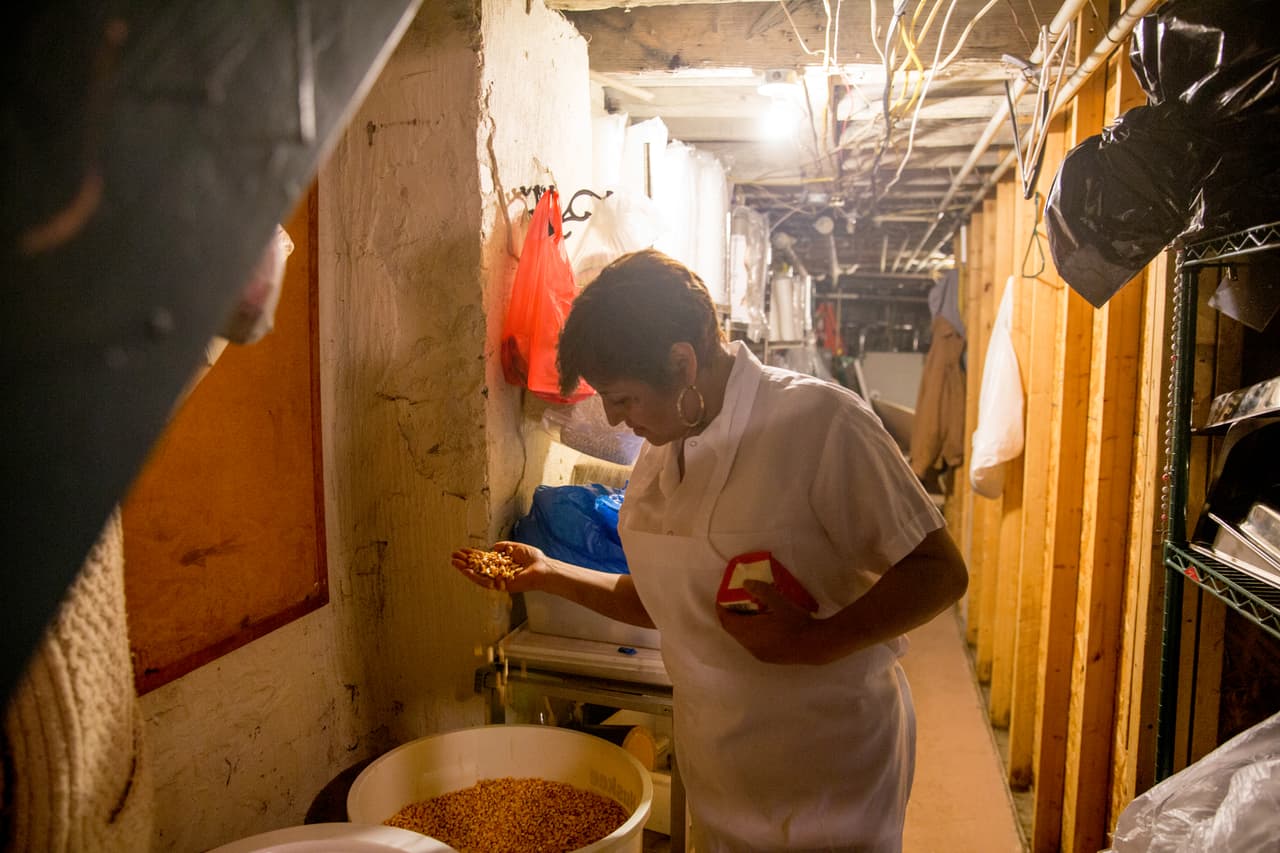 En el sótano que había debajo de South Philly Barbacoa, Cristina almacenaba el maíz criollo que cultiva en Lancaster, Pensilvania, para hacer las tortillas que acompañan sus platillos, las únicas en este país con el sabor de las auténticas tortillas mexicanas.