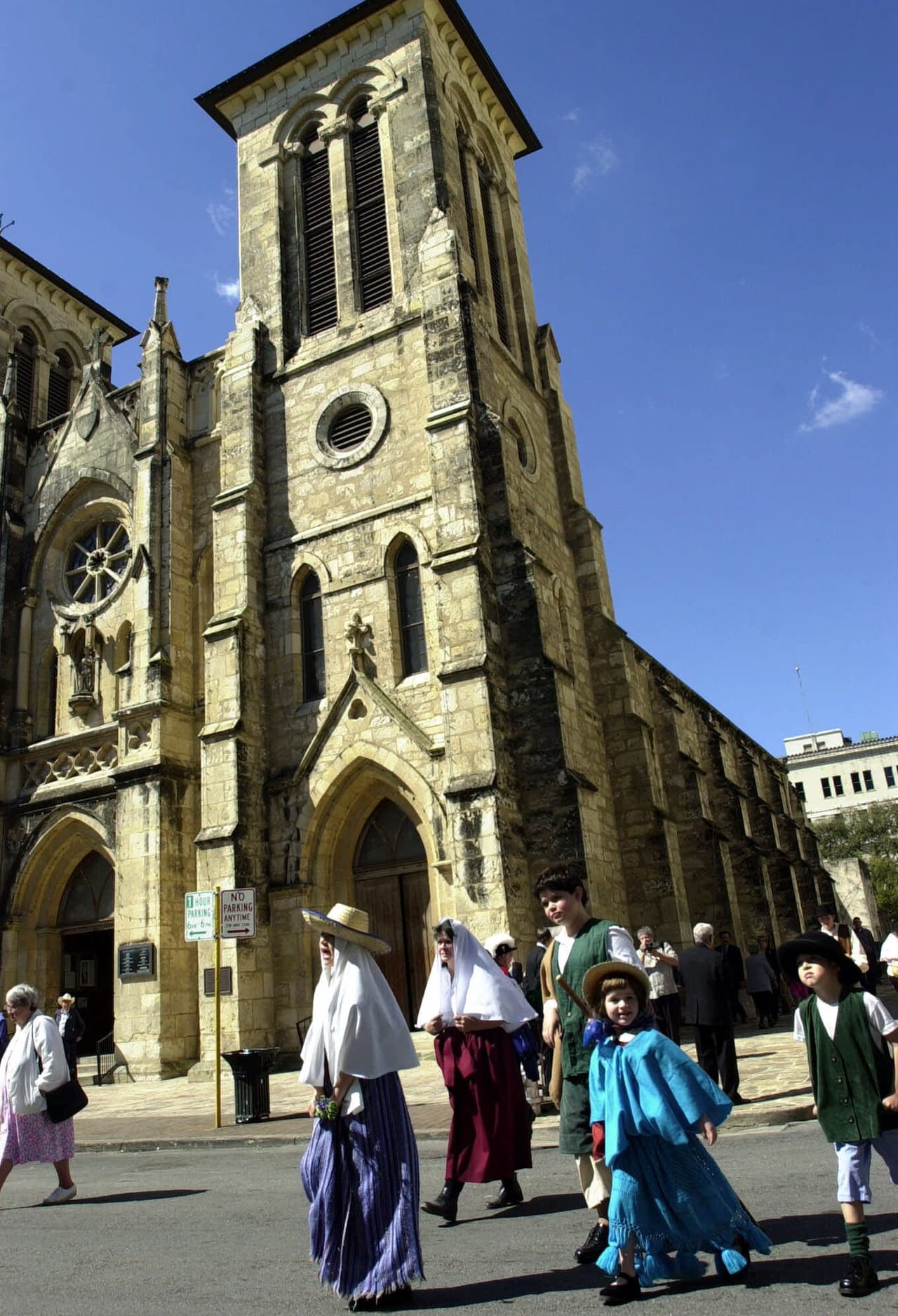 <b>Catedral de San Fernando de Bexar, San Antonio. </b>La historia cobra vida en esta catedral católica, no solo la más antigua de Texas, sino que también conocida por su papel en la Batalla del Álamo en 1836 (clave para la separación de Texas de México). Allí se encuentra un cementerio de soldados caídos en esa batalla y cada noche hay un espectáculo de luces de 20 minutos que representa la historia de la ciudad en la fachada del templo.
<br>