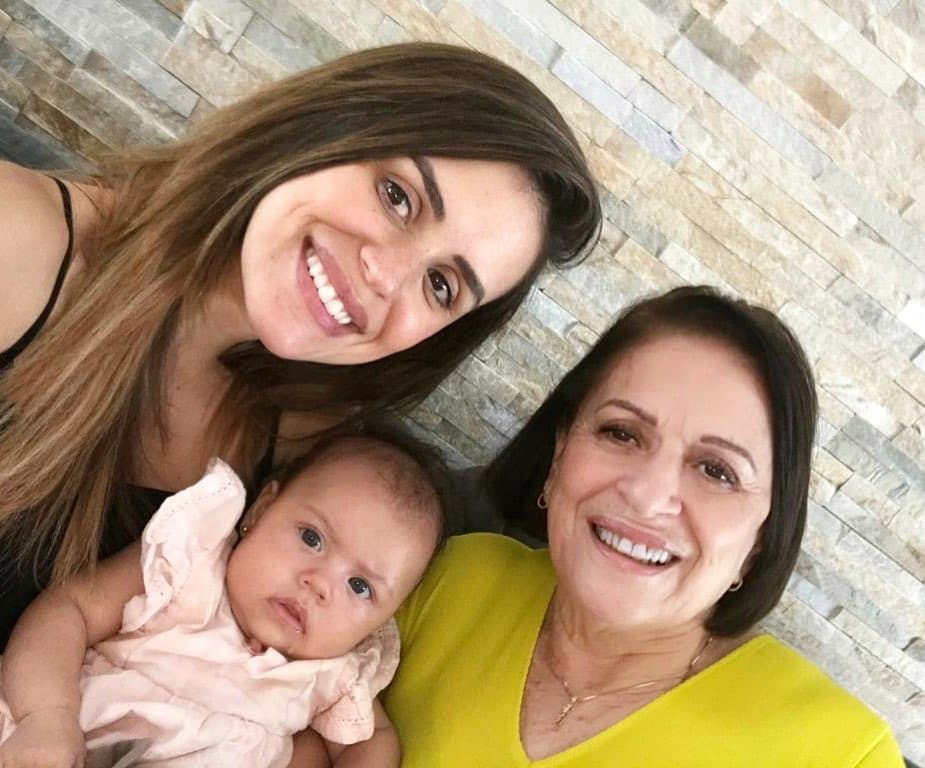 La mamá de Carolina consiente a Chloé mientras ella nos presenta los títulares de actualidad en la televisión. Aquí vemos a tres generaciones de bellas mujeres.