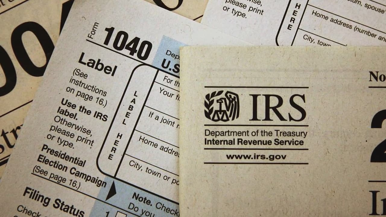 Un informe reveló que este año podría haber algunos retrasos en los reembolsos de las declaraciones de impuestos por la falta de recursos del IRS, por lo que recomiendan a los contribuyentes, 
<a href="https://www.univision.com/local/arizona-ktvw/edicion-digital-arizona/este-ano-podria-haber-retrasos-en-los-reembolsos-de-tu-declaracion-de-impuestos-video">realizar una declaración precisa y electrónica</a>.
