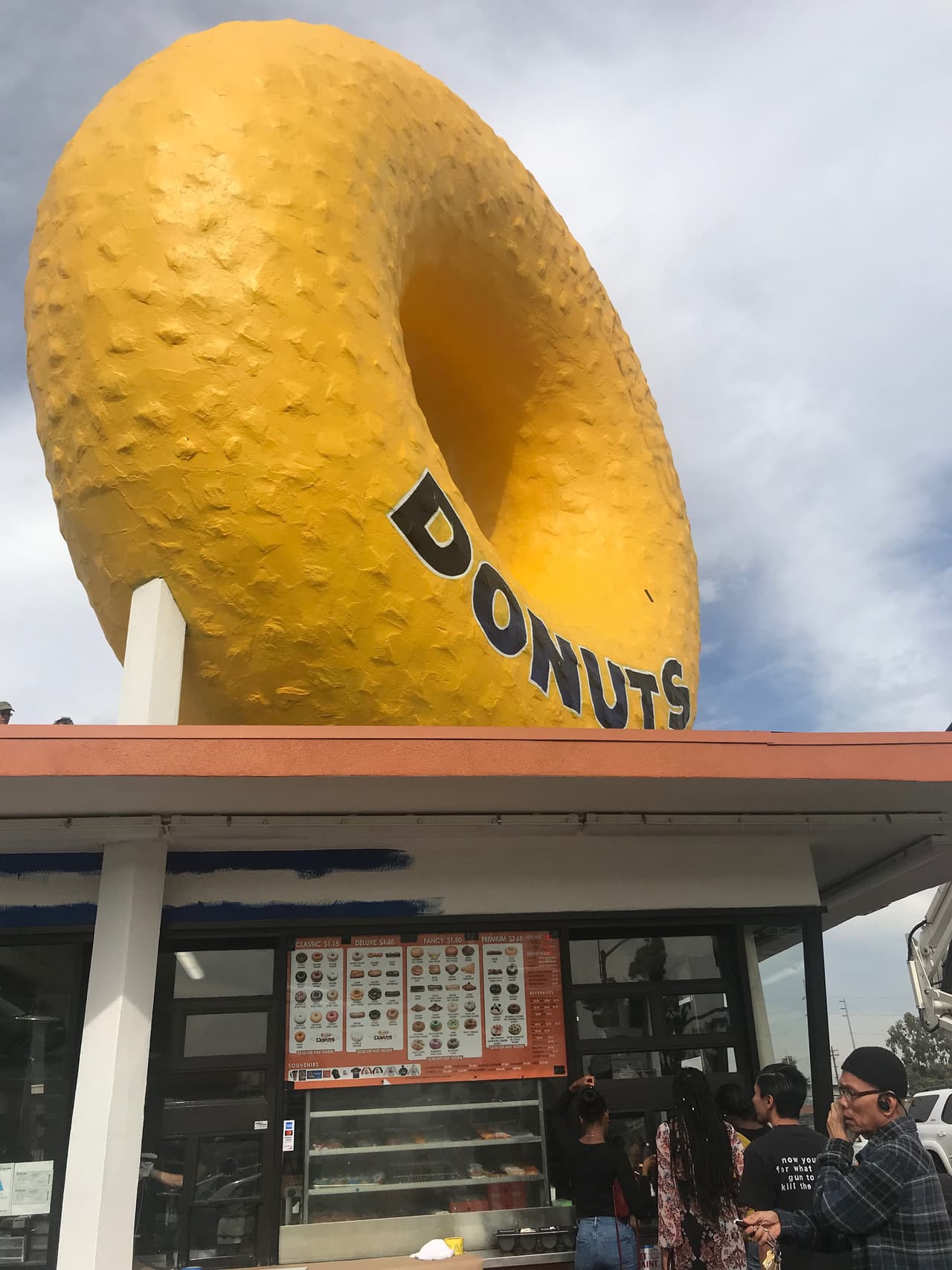 La enorme dona del establecimiento, misma que se puede ver desde los cielos, conserva su color original.