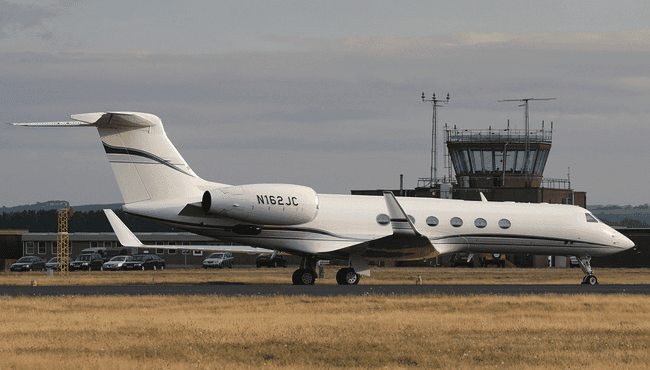 El Gulfstream V de Jim Carrey puede llevar 16 personas, y cuesta unos 60 millones de dólares. Y encima de todo, con el célebre actor como compañero de vuelo, lo que podría hacer un viaje desopilante.
