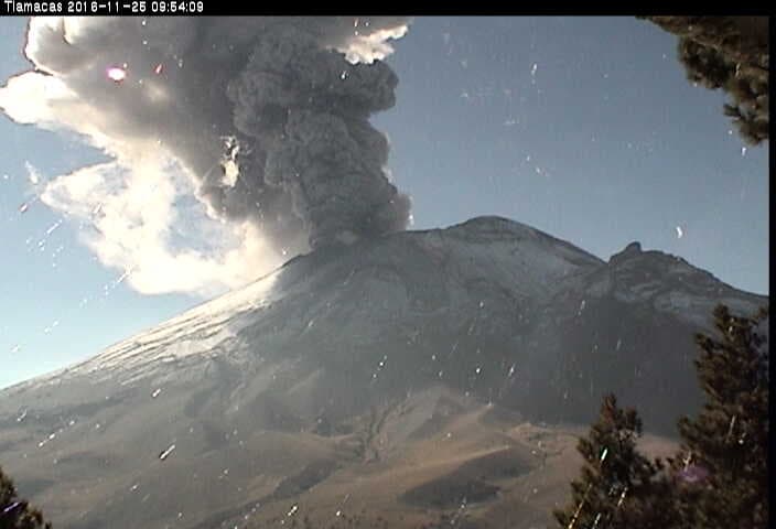 El volcán Popocatépetl emite una fumarola de más de 3 millas de altura en México
