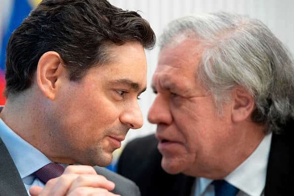 Vecchio con el secretario general de la OEA, Luis Almagro en una conferencia de prensa. 30 de enero de 2019.