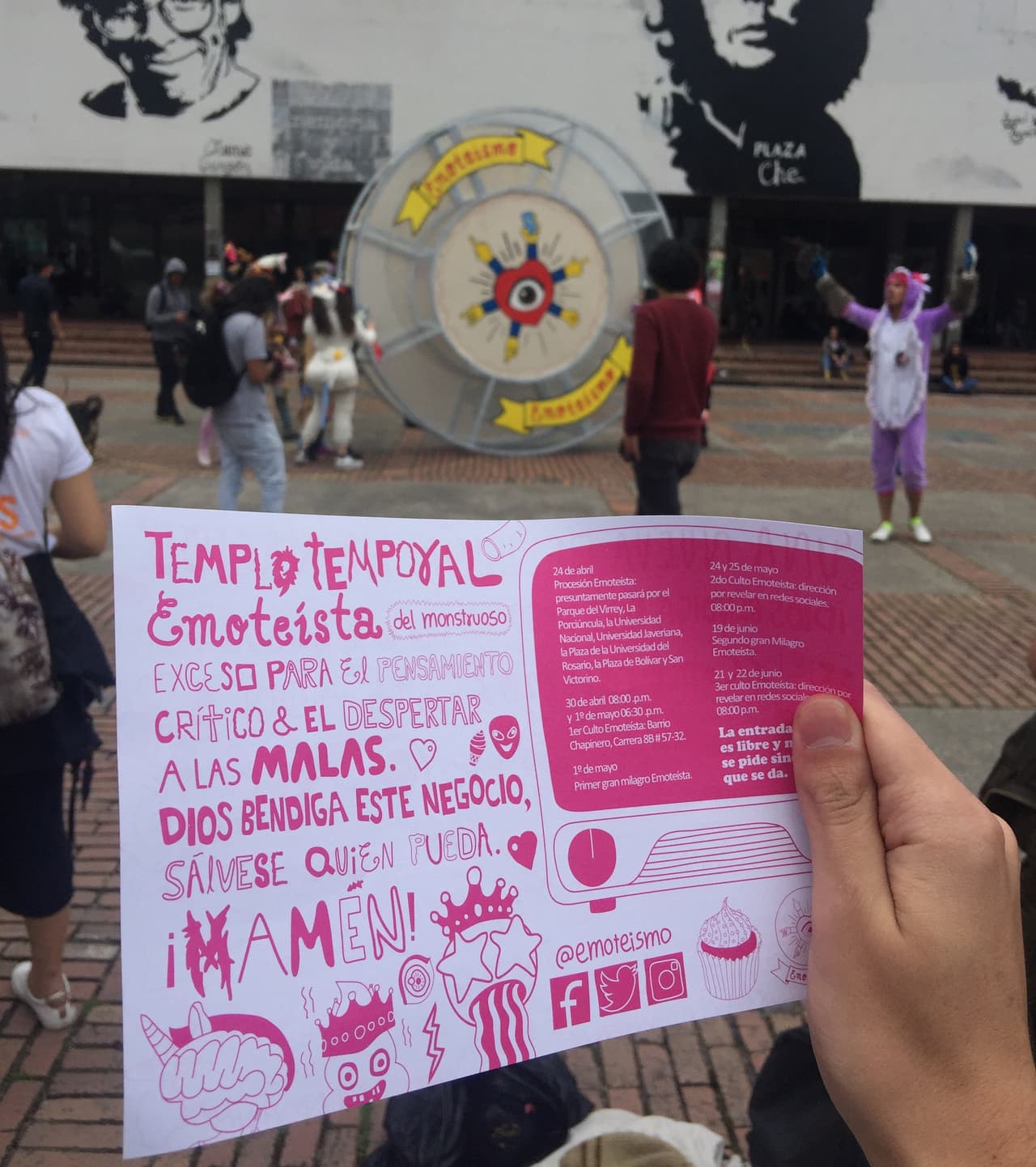 Para el 'emoteísmo' desarrollaron varios elementos de la religión, incluyendo una oración que tiene más de 20 emoticones, "ya que la religión es politeísta, cada uno se refiere a un fragmento de nuestra humanidad", añadieron.