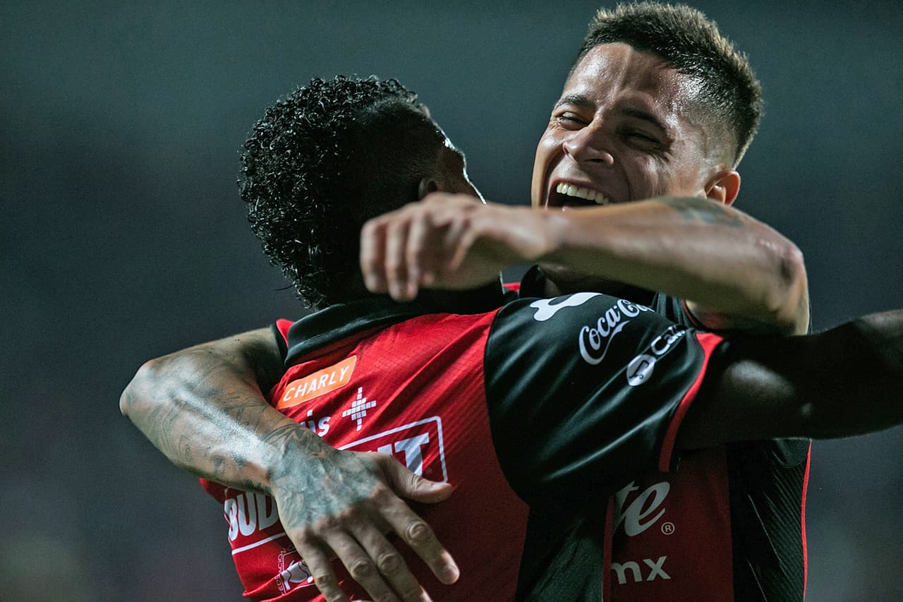 El equipo de la frontera tiene la particularidad en su nombre y en su escudo. El perro mexicano, Xoloitzcuintle, es el protagonista de ambos.