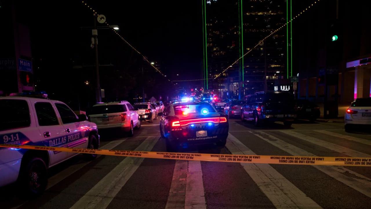 Arrestan a oficial de la policía de Dallas bajo cargos de asesinato con posibilidad de pena capital