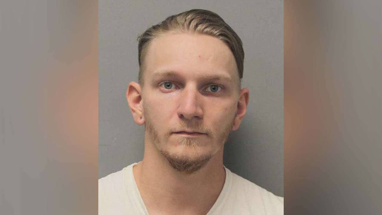 Seth Jeremy Bond, enfrenta cargos de agresión sexual contra un menor de entre 14 y 17 años.