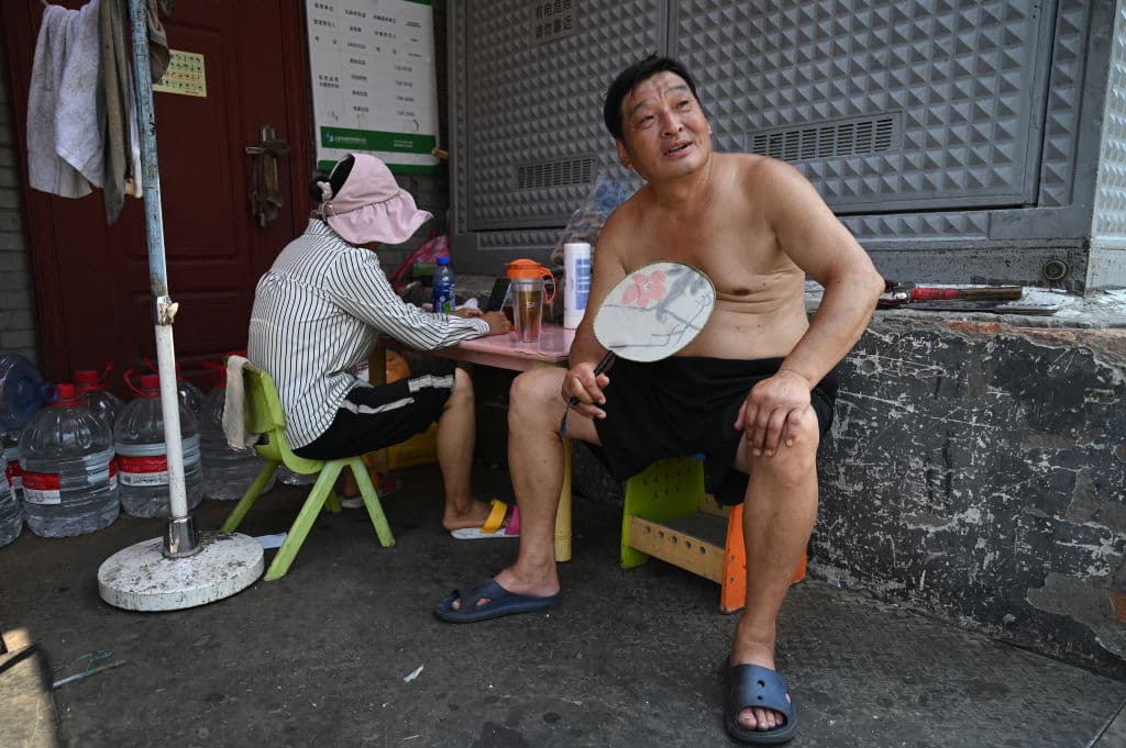 En China ya padecen recurrentes fenómenos climáticos extremos, como la ola de calor de julio de este año que sufrieron en Pekín. (Photo by GREG BAKER / AFP) (Photo by GREG BAKER/AFP via Getty Images)