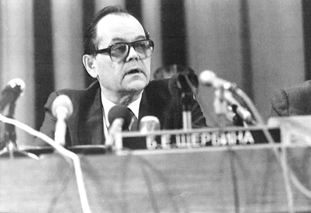 Según Plokhii, Mijaíl Gorbachov no llamó a los líderes soviéticos sino que creó una comisión gubernamental liderada por
<b> </b>Boris Shcherbina (en la foto), vicepresidente del Consejo de Ministros, para investigar las causas de la explosión sin ordenar el 
<b>desalojo de ciudades aledañas</b>.