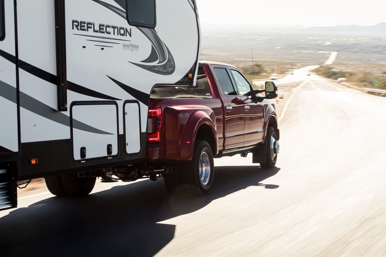 Así también, es capaz de
<b>remolcar hasta 37,000 lbs</b> (gooseneck) y
<b>cargar hasta 7,850 lbs</b> en su cama.