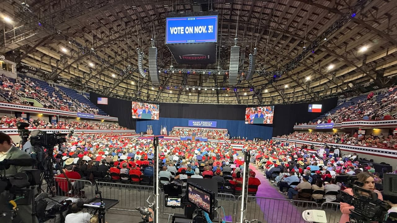 Al interior del 
<b>Freeman Coliseum cientos simpatizantes mostraron su apoyo a Donald Trump</b>. 
<br>
<br>Algunos portaban gorras, banderas y prendas alusivas al presidente, mientras esperaban el inicio del evento y escuchaban los discursos de los oradores.