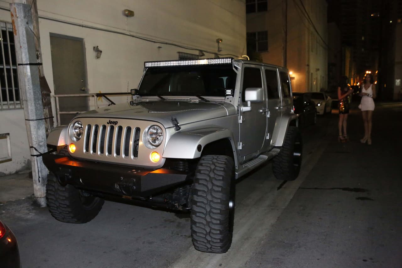 Entre los años 2010 y 2014 
<b>LeBron</b> jugó para los
<b> Miami Heat </b>y durante su estadía en Miami se lo vio al volante de un 
<b>Jeep Wrangler</b>. Aquí vemos su todoterreno aparcado en la puerta de un club nocturno, capturado por un fotógrafo en una noche de verano de 2013. El modelo de aquel año dispone de un motor V6 de 3.6 litros capaz de entregar 285 HP. Según la versión, tiene un costo que va de los 22,000 hasta más de 30,000 dólares.